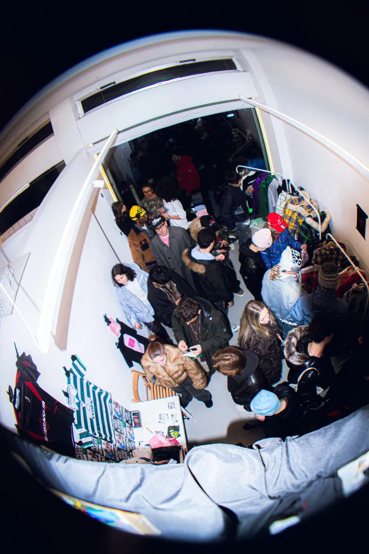 Interior del pop-up de LOCALNV® en Milán