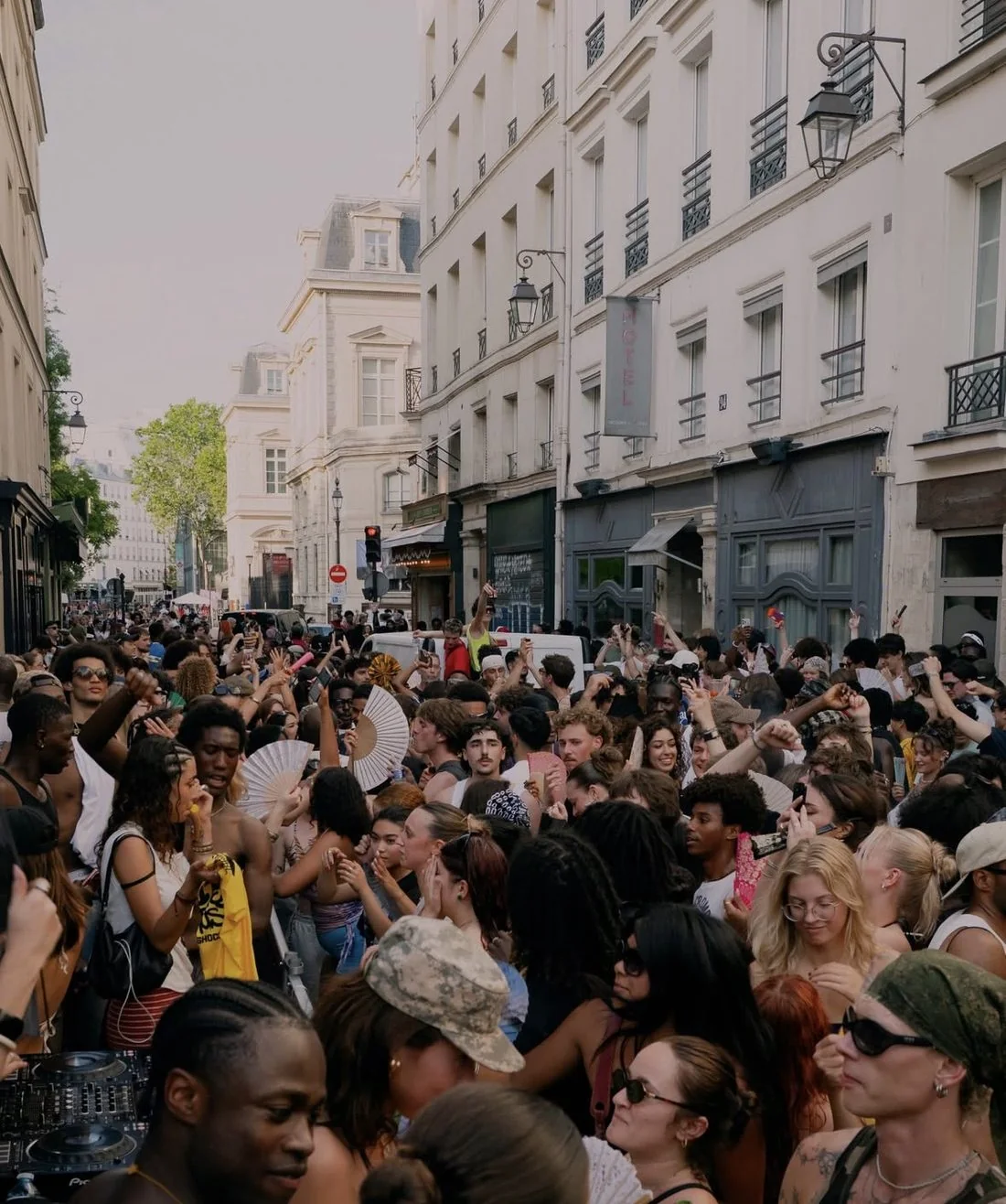 Calle llena de gente durante la Fête de la Musique en París