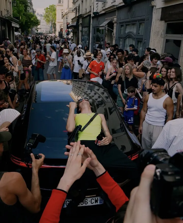 Calle llena de gente durante la Fête de la Musique